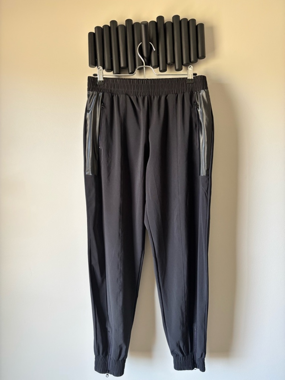 Victoria Sport Women's Black Zip-Pocket Jogger Pants NWOT - Picture 2 of 6
